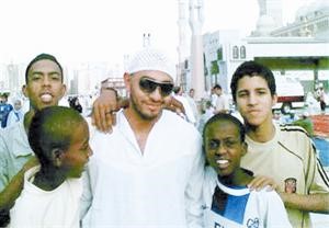 تامر حسني في مكة المكرمة مع مجموعة من معجبيه﻿
