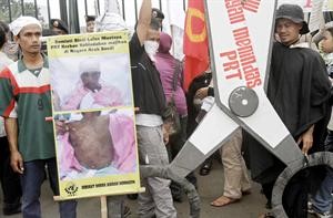 جانب من المظاهرات في جاكرتا تفاعلا مع قضية الخادمتين﻿