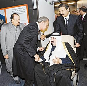 خادم الحرمين الشريفين الملك عبدالله بن عبدالعزيز لدى وصوله الى نيويورك وفي استقباله وزير الخارجية الامير سعود الفيصل رويترز