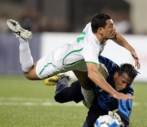 حارس الامارات ماجد ناصر تصدى لركلة جزاء من يونس محمود ويمنعه من الانفراد بالمرمى﻿