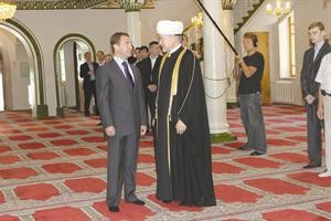 الرئيس الروسي ديمتري ميدفيدف يحرص على تفقد اوضاع المسلمين وزيارة مساجدهم بنفسه