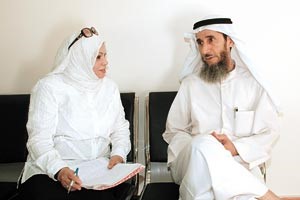 الشيخ ناظم المسباح يتحدث للزميلة ليلى الشافعي كرم دياب