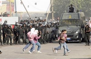 مصريون يفرون من مكان الاشتباكات	اپ