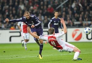 كرة مهاجم ريال مدريد كريم بنزيمة في طريقها لهز شباك اياكس امستردام