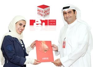 ياسر سليمان يسلم جائزة رحلة لندن لسارة النبهان ﻿