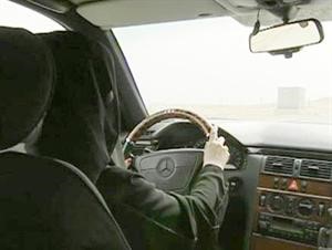 مصرع 5 فتيات في انقلاب سيارة تقودها سيدة يعيد الجدل حول قيادة المرأة في السعودية