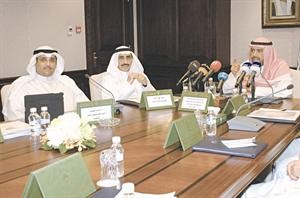 الشيخ احمد الفهد متحدثا في المؤتمر الصحافي ويبدو محمد الرومي ودعادل الوقيان كرم ذياب