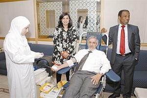 وزير الصحة دهلال الساير متبرعا بالدم خلال تدشينه حملة الوزارة امس
﻿