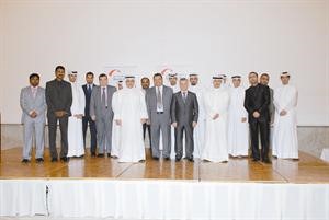 عادل الماجد متوسطا موظفي البنك
