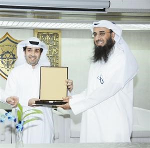 درع تكريمية لاحد المشاركين سعود سالم
