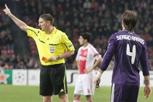 مدافع ريال مدريد سيرجيو راموس لحظة طرده	اپ﻿