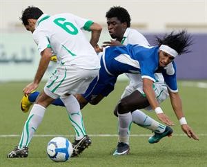 نجم الازرق فهد العنزي يسقط بين لاعبين سعوديين	الازرقكوم﻿