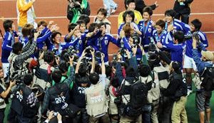 فرحة لاعبي اليابان بعد تتويجهم بالميداليات الذهبية لمسابقة كرة القدم 	افپ﻿