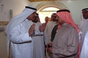 الشيخ دابراهيم الدعيج مستمعا لاحد المواطنين داخل منزله﻿