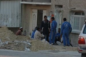 عمال وحفريات في شوارع المنطقة وامام المنازل 
﻿