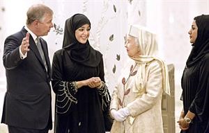 الملكة اليزابيث تستمع الى دوق يورك الامير اندرو الى جانب وزيرة الدولة الاماراتية ريم الهاشمي خلال زيارتها لمسجد الشيخ زايد الكبير في ابوظبي		افپ﻿