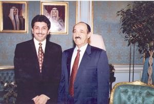 صورة تذكارية للسفير المزين مع صاحب السمو الامير الشيخ صباح الاحمد