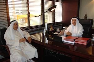 ابراهيم البغلي يتحدث للزميل منصور الهاجري قاسم باشا