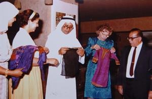 ابراهيم البغلي يعاين الازياء في احد المعارض