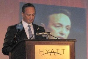 السفير الشيخ سالم العبدالله متحدثا في المؤتمر﻿