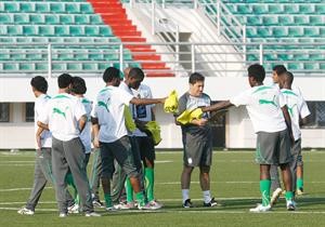 مدرب المنتخب السعودي البرتغالي جوزيه بيسيرو متوسطا اللاعبين خلال التدريب	الازرقكوم﻿