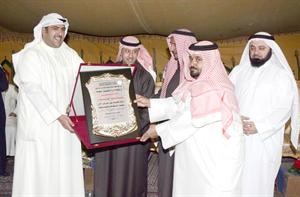 درع تكريمية للشيخ ضاري الفهد﻿