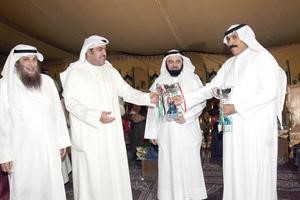 الشيخ ضاري الفهد يسلم احد الفائزين جائزته﻿