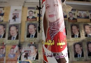 ملصقات انتخابية على جدران وسط القاهرة قبل ساعات من فتح صناديق الاقتراع 	افپ﻿