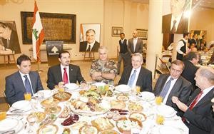 الحريري متوسطا قائد الجيش جان قهوجي ووزير الداخلية زياد بارود على مادبة عشاء﻿