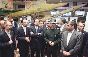رئيس الحكومة سعد الحريري متجولا في معرض الدفاعات الايرانية في طهران امس	 افپ﻿