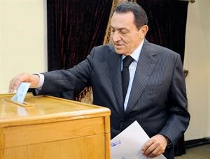 الرئيس المصري محمد حسني مبارك مدليا بصوته في دائرة مصر الجديدة امس 	افپ﻿