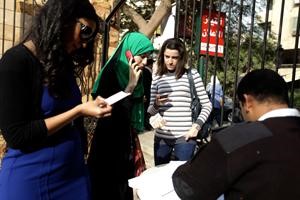 مصريات ينتظرن التاكد من هوياتهن للادلاء باصواتهن في القاهرة امس 	افپ﻿