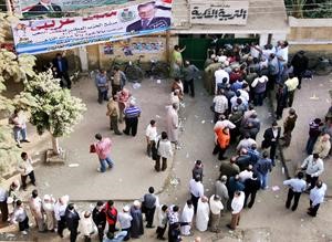حشود الناخبين امام مركز للاقتراع في محافظة طنطا للادلاء باصواتهم امس 		اپ﻿