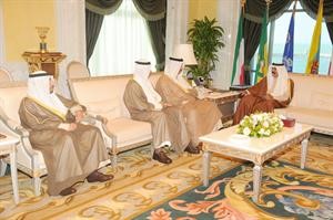 سمو ولي العهد خلال لقائه الشيخ جابر المبارك وخالد الفضالة والشيخ خالد مبارك العبدالله﻿