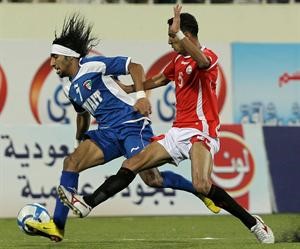 فهد العنزي ابرز لاعبي البطولة يحاول تجاوز مدافع اليمن	افپ﻿