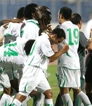لاعبو الاخضر السعودي يحتفلون بالتاهل لنصف نهائي خليجي 20