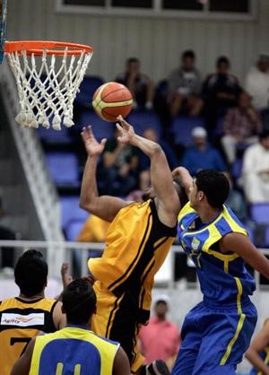 لاعب القادسية عبدالعزيز الحميدي يتعرض للمضايقة من لاعب الساحل صالح يوسف تحت السلة
﻿﻿عادل يعقوب﻿