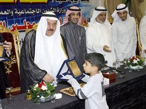 محمد الكندري مكرما طالبا متفوقا من ابناء العارضية﻿