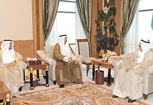 صاحب السمو الامير الشيخ صباح الاحمد لدى استقباله الوزيرين احمد الهارون ود فاضل صفر
