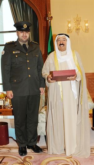 صاحب السمو الامير يتسلم رسالة ماجستير من الشيخ عبدالله المشعل
