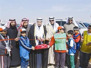 دالفلاح وعبدالله البراك وعبدالله الكندري اثناء افتتاح مخيم السراج المنير