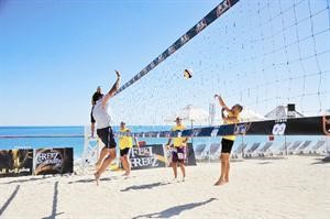 .. ومشروب الطاقة «FREEZ» الراعي الرسمي للمهرجان الرابع للطائرة الشاطئية «Spike It» في موفنبيك البدع