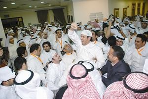 المحامي وسمي الوسمي محمولا على الاعناق بعد اعلان الفوز