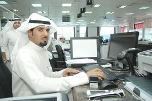 احد الموظفين يقوم بانجاز المعاملات سعود سالم