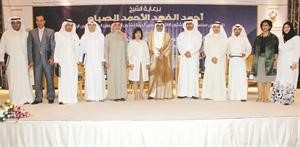 لقطة جماعية تضم الشيخ احمد المشعل مع المكرمين على هامش الملتقى