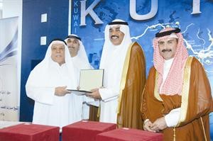 الشيخ صباح الخالد مسلما جائزة افضل لقاء للزميل منصور الهاجري﻿
