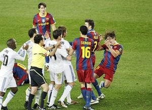 لحظة غضب لاعب ريال مدريد سيرجيو راموس وضربه لكارليس بويول بعد طرده 	اپ﻿
