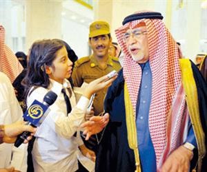 طالبة تحاور وزير الاعلام السعودي دعبدالعزيز خوجة﻿