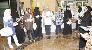 نجاة الكندري تشرح للطالبات خلال الزيارة﻿