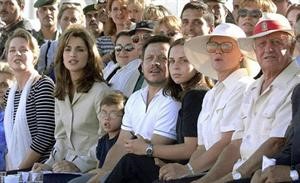 صورة للعائلة المالكة الاردنية ويبدو فيها الجد والتر اقصى اليمين 	افپ
﻿